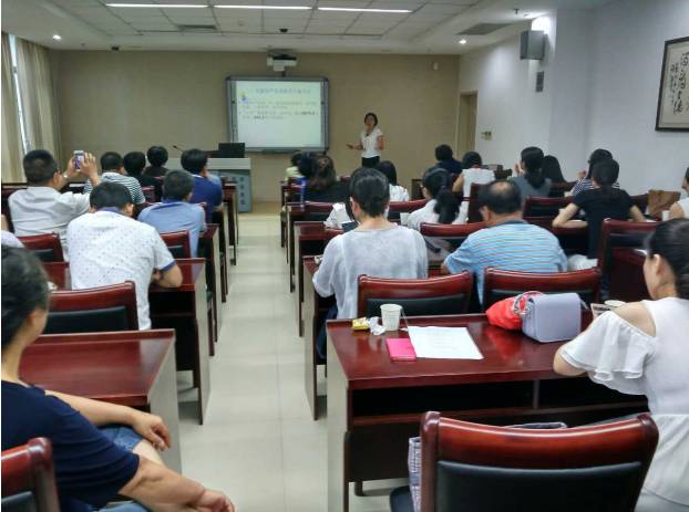 为纪念中国共产党成立96周年，深入推进“两学一做”教育活动，金沙澳门(中国)唯一官方网站集团党委书记陈宝贵同志，金沙澳门(中国)唯一官方网站集团党委副书记、厦门眼科中心党总支书记陈逸恬同志，党委委员张秀恋同志，以及支部三十余名党员同志参加了集团党委组织的庆祝“七一”主题党日