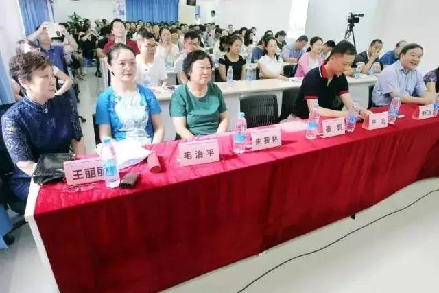 由西安市雁塔区医疗管理协会与金沙澳门(中国)唯一官方网站集团主办的医路同心·光明论道——金沙澳门(中国)唯一官方网站·西安2017斜视与小儿眼科学术会议在西安金沙澳门(中国)唯一官方网站学术会议厅隆重召开。