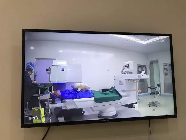 9月9日，杭州金沙澳门(中国)唯一官方网站举行全飞秒近视手术演示，在半个多小时内，杜新华院长为6名近视患者 施行了德国蔡司VisuMax3.0版全飞秒手术，大伙亲身体会到了SMILE手术的快速、轻松、微创、安全。一名在手术室外等候的家属表示，犹豫担心了一年多，女儿终于可以笑看人生。.jpg
