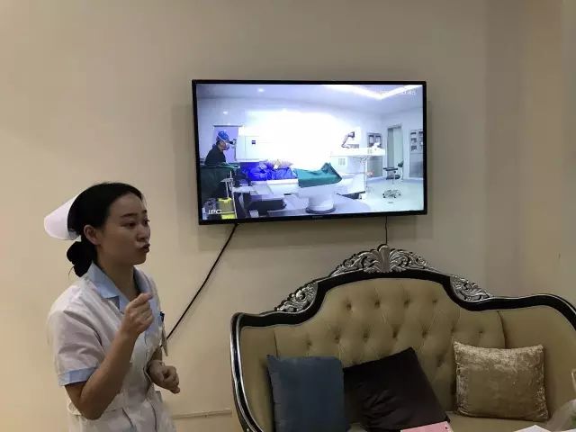 9月9日，杭州金沙澳门(中国)唯一官方网站举行全飞秒近视手术演示，在半个多小时内，杜新华院长为6名近视患者 施行了德国蔡司VisuMax3.0版全飞秒手术，大伙亲身体会到了SMILE手术的快速、轻松、微创、.jpg