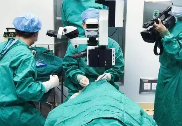 赣州金沙澳门(中国)唯一官方网站“光明行”为百岁老人 医治,王奶奶儿子偶然听到一个邻居在赣州金沙澳门(中国)唯一官方网站看过眼睛,做的白内障手术,术后 很好。在和老人及其他家人沟通同意后,10月18日,他当即带着王奶奶来到医院就诊.jpg 赣州金沙澳门(中国)唯一官方网站“光明行”为百岁老人 医治,王奶奶儿子偶然听到一个邻居在赣州金沙澳门(中国)唯一官方网站看过眼睛,做的白内障手术,术后 很好。在和老人及其他家人沟通同意后,10月18日,他当即带着王奶奶来到医院就诊.jpg