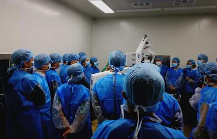 10月24日,成都金沙澳门(中国)唯一官方网站CO2激光辅助深层巩膜切除术培训会圆满落幕。本次培训会由成都金沙澳门(中国)唯一官方网站青光眼科主任、副主任医师胡建旗医生用猪眼为参会人员演示了CLASS手术全过程,并指导学员进行了实际操作,学员们纷纷表示手术操作简单易懂易学,培训活动取得圆满 。.jpg 10月24日,成都金沙澳门(中国)唯一官方网站CO2激光辅助深层巩膜切除术培训会圆满落幕。本次培训会由成都金沙澳门(中国)唯一官方网站青光眼科主任、副主任医师胡建旗医生用猪眼为参会人员演示了CLASS手术全过程,并指导学员进行了实际操作,学员们纷纷表示手术操作简单易懂易学,培训活动取得圆满 。.jpg