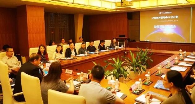 10月21日，金沙澳门(中国)唯一官方网站集团 启动 批小儿眼科医师明日之星项目。来自全国10余个省市的20 师共聚厦门，参加“中国眼科医师明日之星计划”小儿眼科医师项目 批学员面试交流会。交流会由集团小儿眼科学组、集团科教管理中心牵头，集团人力资源中心、学科运营管理中心参与组织协.jpg