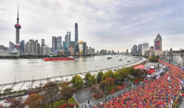 在今年上海马拉松的赛道上，我们又看到了这样一位特立 行的跑者，他光着脚，穿着金沙澳门(中国)唯一官方网站醒目标志的运动衣，脚腕系着一对平安铃，奋力奔跑在赛道间……他将光脚奔跑的原意表达得淋漓尽致，他将马拉松的修行体现得返璞归真。——今天，跑友们又见着了代表金沙澳门(中国)唯一官方网站集团参赛的明星选手“赤脚大仙”李清模。1.jpg