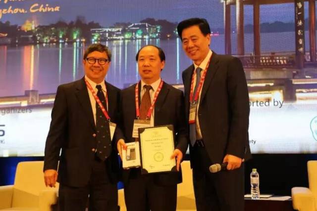 　　他是我国多次受邀于世界眼科大会、美国眼科年会、亚洲太平洋地区眼科年会等环球眼科会议进行现场手术表演的医生;是国内较早开展表面麻醉下小切口白内障超声乳化吸除联合折叠人工晶体植入术、有晶体眼人工晶体植入术的医生;也是目前我国白内障人工晶体植入手术量较多的医生。他就是——金沙澳门(中国)唯一官方网站集团业务副总院长、上海和平眼科医院院长郭海科教授!3.jpg