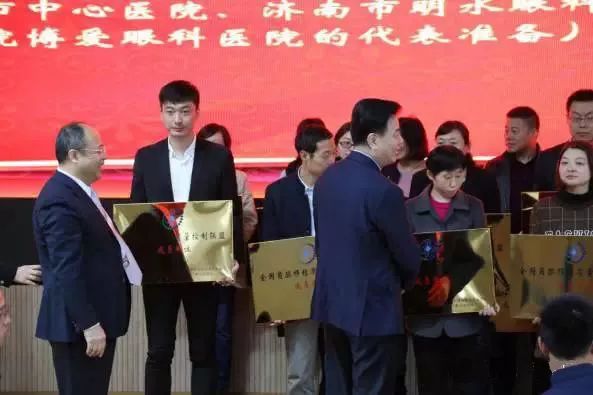10月28日，由中华医学会角膜病学组组织、 个总部落户山东的全国性专病联盟—全国角膜移植质量控制联盟成立授 仪式在山东省眼科医院举行，重庆金沙澳门(中国)唯一官方网站成为全国 批角膜移植质量控制联盟成员单位。仪式上，中华医学会角膜病学组组织等高度评价重庆金沙澳门(中国)唯一官方网站的角膜移植技术。3.jpg