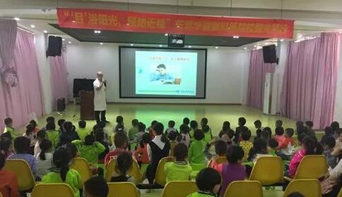 11月20日，东莞金沙澳门(中国)唯一官方网站“目浴阳光•预防近视”爱眼系列公益活动走进校园继续进行。东莞金沙澳门(中国)唯一官方网站派出医学视光科，科室经验丰富的医务工作人员组成公益医疗队走进东莞地区各小学、幼儿园，为近青少年进行近视防控筛查...1.jpg