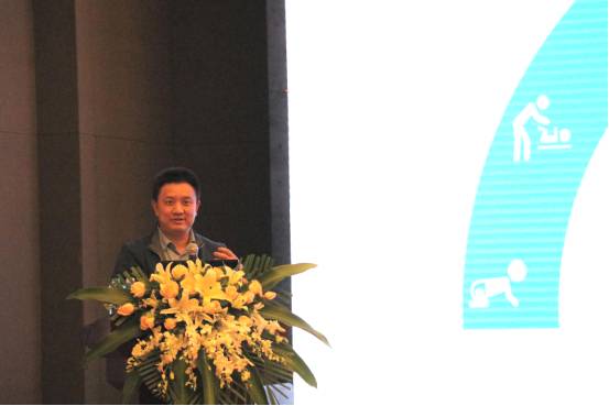 深圳星医科技有限公司CEO、原深圳市卫计委医政处处长廖庆伟发表了《智能眼底病筛查及远程视频MDT》的演讲.jpg