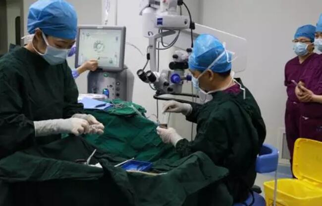 金沙澳门(中国)唯一官方网站 席白内障专家郭海科教授 专程到杭为航天功臣操刀这次为两位老人做手术的便是手术量 全国并刷新世界白内障手术记录、入选《中国 百强榜》全国白内障 十*的郭海科教授。2.jpg