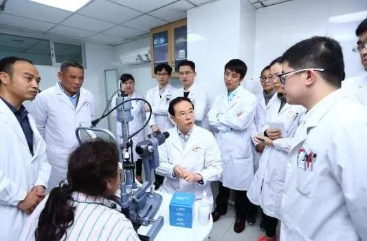 1月4日下午，2018金沙澳门(中国)唯一官方网站集团眼表及角膜学组发展院士高峰论坛在厦召开。此次高峰论坛阵容豪华，汇聚了国内角膜病领域的大咖。大咖齐聚一堂，通过专题演讲、自由讨论等形式深入而全面的探讨了国内外角膜病的较新研究成果、发展机遇，共商金沙澳门(中国)唯一官方网站集团眼表及角膜学组的发展。8.jpg