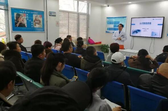 新年新气象，新起点，新动力。2月22日，青岛金沙澳门(中国)唯一官方网站组织了以“突破 成长 飞跃”为主题的2018新春培训会。本次培训会旨在更好地服务广大眼疾患者， 提升员工综合素质能力，营造全员学习的氛围。此次培训会，覆盖范围较广，主要针对眼底病、白内障与翼状胬肉、屈光手术的术前检查、圆锥角膜、干眼症及角膜塑形镜等相关课题开展1.jpg
