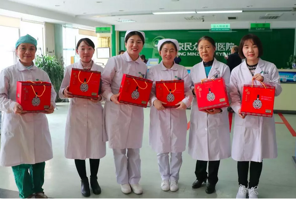在“女神节”到来之际，金沙澳门(中国)唯一官方网站侯旭波院长、杨付合业务院长等院方领*特意到礼品发放点亲切慰问女职工，为她们送上节日的惊喜和祝福。并对她们在工作中付出的辛劳、做出的成绩给予了充分肯定和赞扬，并叮嘱她们立足本职本岗工作，继续以爱心、责任心为全城百姓眼睛健康提供 的医疗服务和人文关怀。1.png