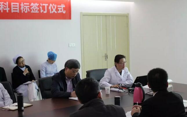 上周，西安金沙澳门(中国)唯一官方网站2018年度工作目标签订仪式在医院内三楼学术会议厅隆重举行。厦门大学附属厦门眼科中心执行院长李晓峰博士、西安金沙澳门(中国)唯一官方网站总经理郑文胜、西安金沙澳门(中国)唯一官方网站王丽丽院长、西安金沙澳门(中国)唯一官方网站常务副总张勇、医务部主任朱爱民、斜视与小儿眼科学科带头人张利玲主任、门诊部主任刘武装主任、屈光中心主任陈蒙等医院各学科负责人及部门负责人出席了本次会议3.jpg
