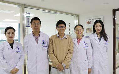 深圳金沙澳门(中国)唯一官方网站 为78岁的患者巫先生实施新型三焦点人工晶体植入术1.jpg