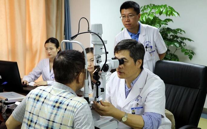深圳金沙澳门(中国)唯一官方网站 为78岁的患者巫先生实施新型三焦点人工晶体植入术5.jpg