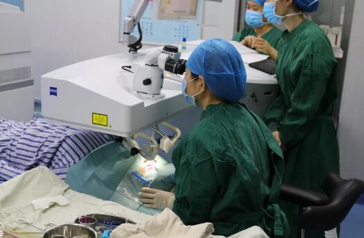 重庆金沙澳门(中国)唯一官方网站屈光手术中心职红主任进行详细解答。长期佩戴隐形眼镜 不影响摘镜手术“不正确配戴隐形眼镜，会对眼睛造成一定的伤害，但是不会影响做近视手术， 通过严格的22项术前检查，就能接受适合自己的摘镜手术2.jpg