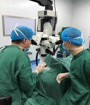 陈女士得知国内出名角膜病专家、原西南眼科医院副院长 教授现在重庆金沙澳门(中国)唯一官方网站担任院长，医院有角膜供体资源，怀着 后的光明期待来到了重庆金沙澳门(中国)唯一官方网站3.jpg