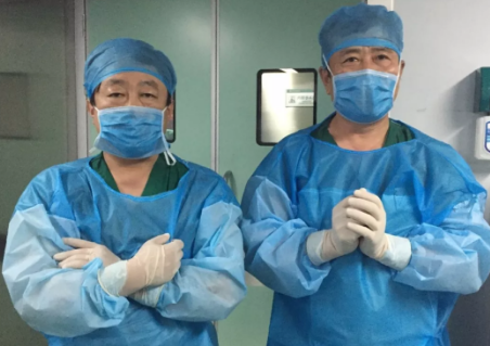 2081年征兵视力体检快开始了，是很多近视朋友 为关心的问题。5月6日，在烟台康爱眼科手术室里，由金沙澳门(中国)唯一官方网站集团业务副总院长王骞教授和烟台康爱眼科医院由海涛院长的联袂合作下，全飞秒SMILE3.0没有让他们失望，而且 批三名手术患者表示术中毫无痛感2.png
