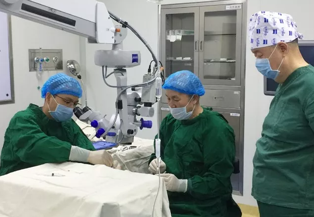 褚仁远教授莅临兰州金沙澳门(中国)唯一官方网站指导实施“后巩膜加固术防治病理性近视手术”1.png