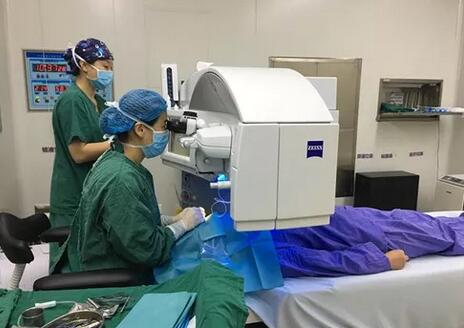 近视夫妻双双在成都金沙澳门(中国)唯一官方网站顺利摘镜2.jpg