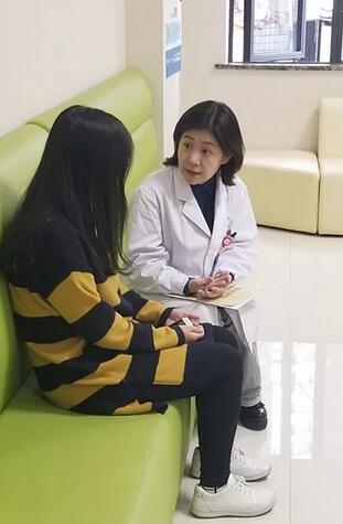 重庆网红在重庆金沙澳门(中国)唯一官方网站直播摘镜手术1.jpg