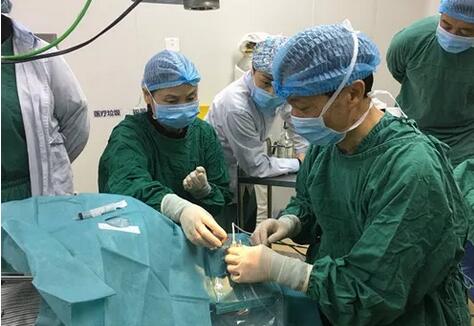 成都金沙澳门(中国)唯一官方网站医院院长陈晓明教授为资阳市安岳县青光眼患者进行青光眼超声睫状体成形术1.jpg