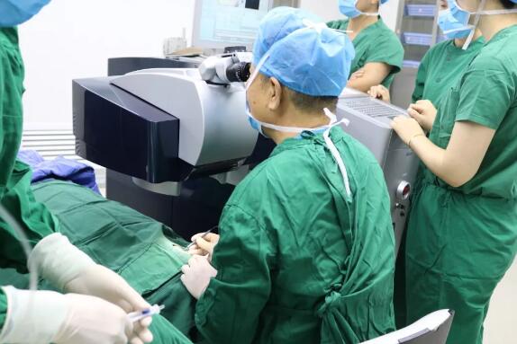 金沙澳门(中国)唯一官方网站集团副总院长、厦门大学附属眼科中心业务院长王骞教授莅临西安金沙澳门(中国)唯一官方网站为近视患者量身定制个性化手术方案1.jpg