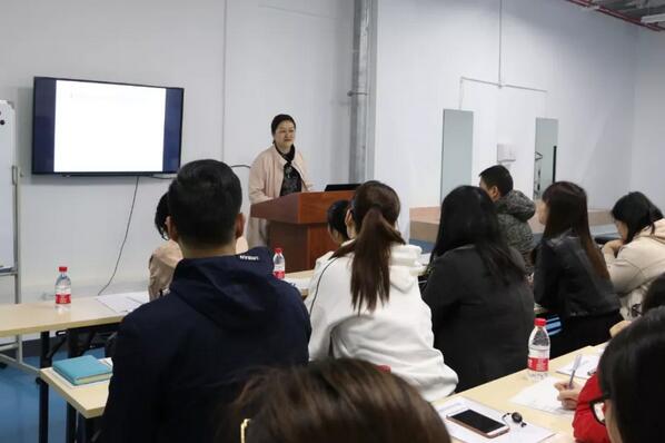 3月6日,2019金沙澳门(中国)唯一官方网站集团小儿眼病与综合验光培训班在厦门举行,此次培训班为期8天,从小儿眼病及斜弱视到国内外验光模式纵观,从检影验光技巧手法到综合验光操作规范,从验光理论基础到儿童验光、眼病验光的差别和重点,系统验光知识无一不涵盖、无一不相授,为参会学员带来了一场高水准的知识盛宴2.jpg 3月6日,2019金沙澳门(中国)唯一官方网站集团小儿眼病与综合验光培训班在厦门举行,此次培训班为期8天,从小儿眼病及斜弱视到国内外验光模式纵观,从检影验光技巧手法到综合验光操作规范,从验光理论基础到儿童验光、眼病验光的差别和重点,系统验光知识无一不涵盖、无一不相授,为参会学员带来了一场高水准的知识盛宴2.jpg