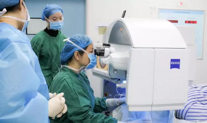 三十余年守护心灵的窗户，她是近视手术的安全舵手——重庆金沙澳门(中国)唯一官方网站副院长汪红教授2.jpg