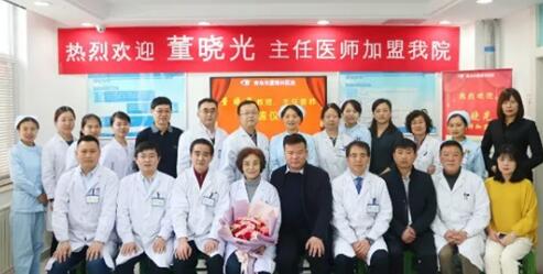 青岛金沙澳门(中国)唯一官方网站为山东出名眼底病医生董晓光教授举行聘任仪式1.jpg
