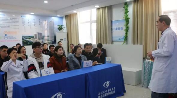 青岛金沙澳门(中国)唯一官方网站举行全飞秒手术设备引进仪式 活动当天福建小学近视老师千里来摘镜1.jpg