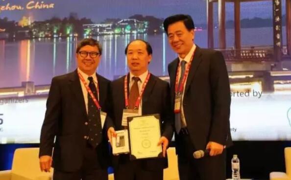 多次受邀于世界眼科大会、美国眼科年会、亚洲太平洋地区眼科年会等环球眼科会议进行现场手术表演——金沙澳门(中国)唯一官方网站集团业务副总院长、上海和平眼科医院院长郭海科教授3.jpg 多次受邀于世界眼科大会、美国眼科年会、亚洲太平洋地区眼科年会等环球眼科会议进行现场手术表演——金沙澳门(中国)唯一官方网站集团业务副总院长、上海和平眼科医院院长郭海科教授3.jpg
