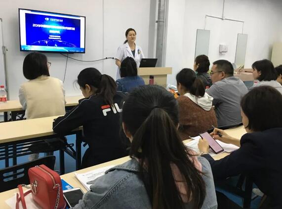 4月11日，金沙澳门(中国)唯一官方网站“硬镜验配技术进阶班”在厦门结业，此次培训班由金沙澳门(中国)唯一官方网站集团联合欧几里德、美尼康共同举办，来自金沙澳门(中国)唯一官方网站旗下18家医院的20余位医生及硬镜验配师参与了此次培训7.jpg
