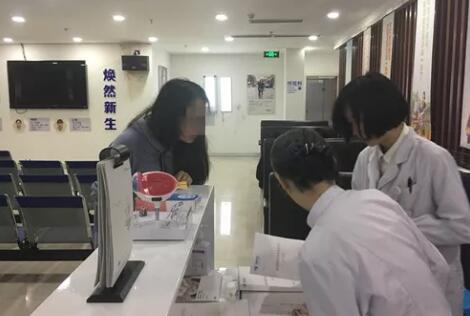 成都一高度近视小学老师在成都金沙澳门(中国)唯一官方网站接受ICL晶体植入摘镜1.jpg