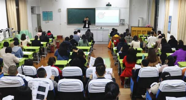 4月12日福州眼科医院联合福建师范大学附属小学开展主题为“近视防控家庭行动处方”的家长会1.jpg 4月12日福州眼科医院联合福建师范大学附属小学开展主题为“近视防控家庭行动处方”的家长会1.jpg