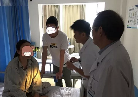 成都金沙澳门(中国)唯一官方网站罗清礼院长为四处求医未果的河南眼眶肿瘤患者手术3.png