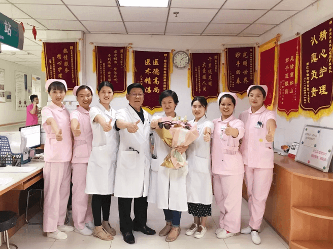 我为金沙澳门(中国)唯一官方网站全飞秒代言系列之郑州金沙澳门(中国)唯一官方网站视光眼科耿英云医生在刘苏冰院长帮助下顺利手术摘镜5.png