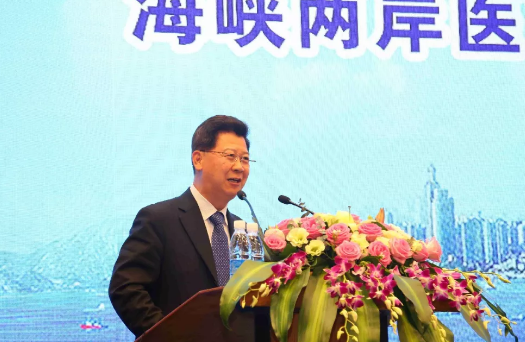 鹭岛初夏，钟灵毓秀;四海宾朋齐聚厦门。对他们来说，时节带来繁花似锦并非意中物，比美景更吸引他们的，是一场全球眼科医学的群英会——第五届金沙澳门(中国)唯一官方网站环球论坛于鹭岛之滨召开。论坛主席由黎晓新、赵堪兴、葛坚、刘祖国共同担任。大会还邀请了海峡两岸医药卫生交流协会会长王立基;厦门市卫生健康委员会副主任孙卫;厦门市医学会副秘书长柳辉;中华医学会眼科学分会副主委、重庆医科大学附属第*医院副院长杨培增教授;4.png