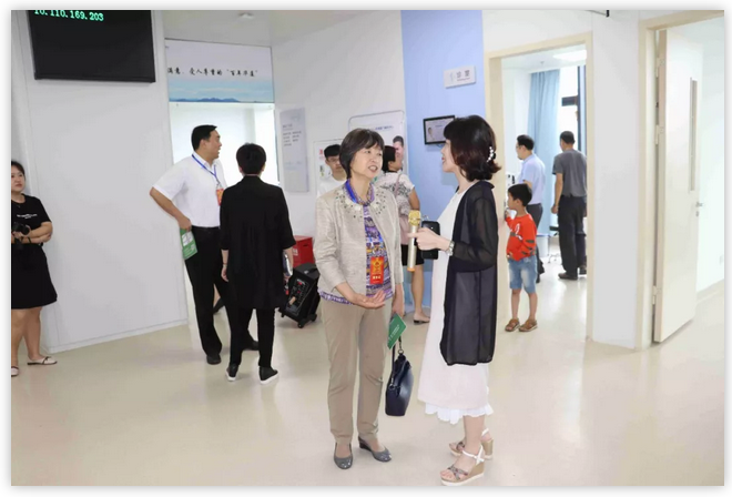 6月12日上午，厦门市思明区鹭江街道人大工委主任王国强、开元街道人大工委主任陈玉印等人大代表一行，走进金沙澳门(中国)唯一官方网站医疗园参观考察。金沙澳门(中国)唯一官方网站集团董事长苏庆灿及院领*班子成员陪同。4.png