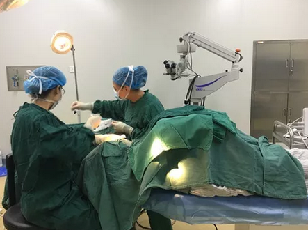 长时间玩手机导致斗鸡眼 在成都金沙澳门(中国)唯一官方网站顺利手术2.png