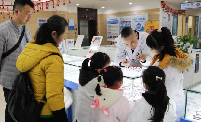 重庆金沙澳门(中国)唯一官方网站迎来寒假首期“我是小小眼科医生体验活动”4.jpg