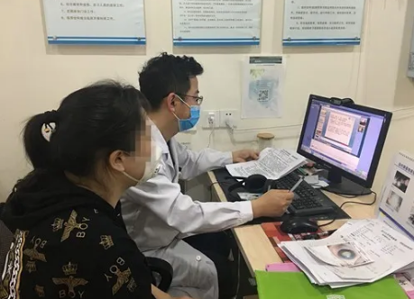  眼病患者在成都金沙澳门(中国)唯一官方网站接受厦门眼科中心总院长黎晓新教授远程会诊2.png