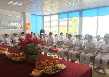 为了加强院内感控管理，使护理人员更加贴近患者，更利于护士自在的工作， 5月11日下午3点，成都金沙澳门(中国)唯一官方网站全体护理人员齐聚会议室举行了脱帽仪式。2.png
