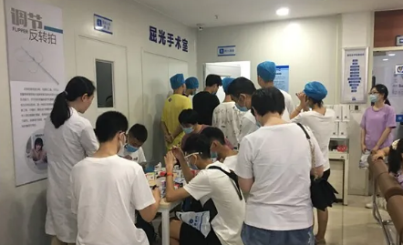 进入高峰期 成都金沙澳门(中国)唯一官方网站提醒近视手术朋友提前预约2.png