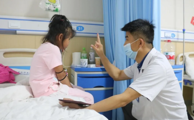 三姐弟在重庆金沙澳门(中国)唯一官方网站顺利进行双眼先天性白内障手术2.png