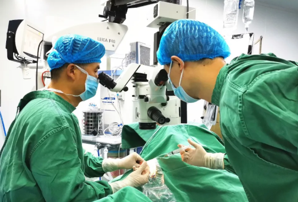 三姐弟在重庆金沙澳门(中国)唯一官方网站顺利进行双眼先天性白内障手术3.png
