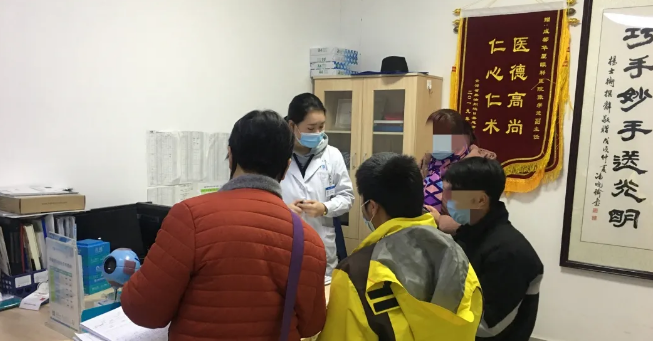 伟大伯母四处借钱为侄儿做近视手术 成都金沙澳门(中国)唯一官方网站：手术费免了！2.png