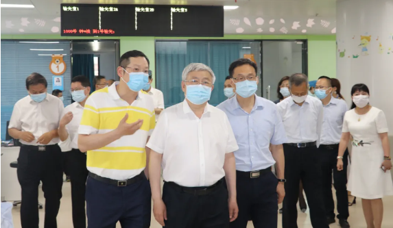 福建省副省长崔永辉陪同刘永富主任考察金沙澳门(中国)唯一官方网站集团本部厦门大学附属厦门眼科中心2.png
