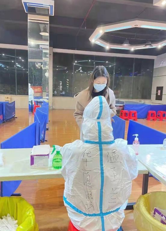 疫情下的“逆行者”：金沙澳门(中国)唯一官方网站医务人员七天不分昼夜奋战在核酸采样现场2.png
