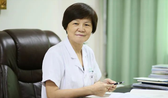 郑州金沙澳门(中国)唯一官方网站视光：“狠人”刘苏冰的3件宝：咖啡、止疼片、安眠药，让她时刻处在较佳状态。找她做近视手术，放心！1.png